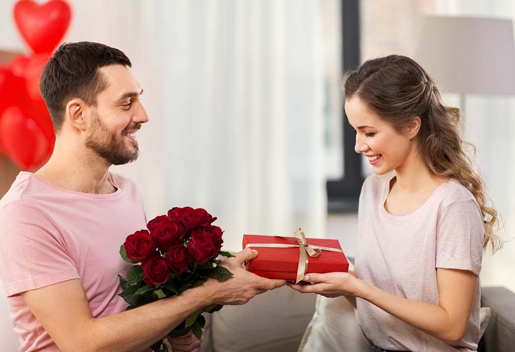 [SỰ THẬT] Ngày Valentine ai tặng quà ai? Hiểu lầm bấy lâu nay đã có lời giải